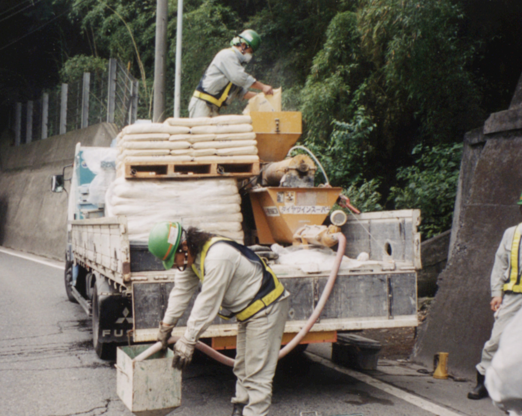 道路舗装版下空洞への充填